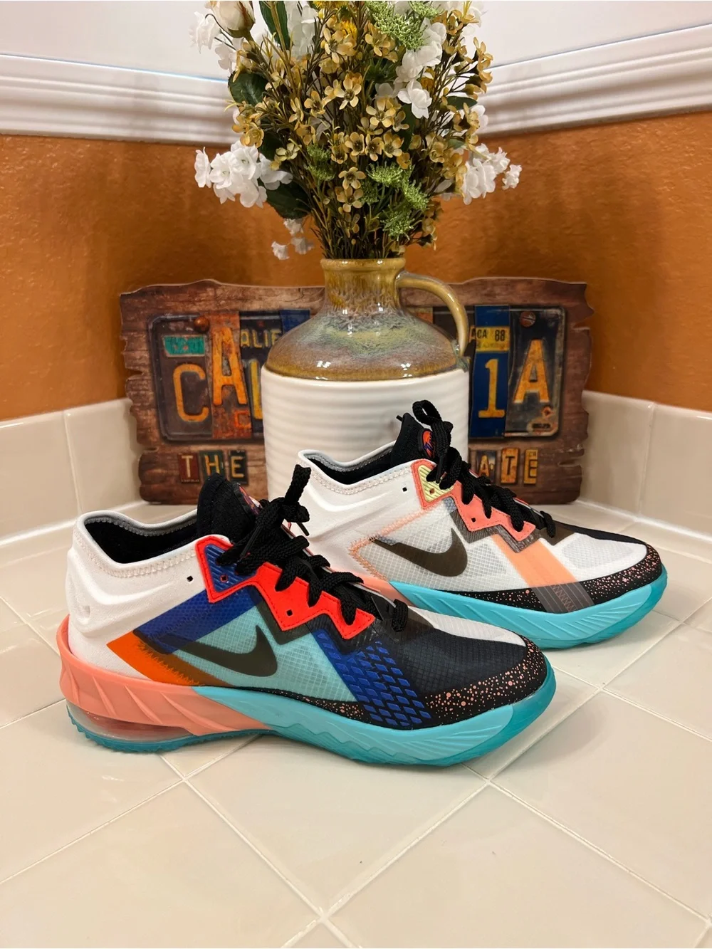 NIKE LeBron XVIII, TUNE SQUAD, KIDS SHOES SIZE 7, EXCELLENT CONDITION